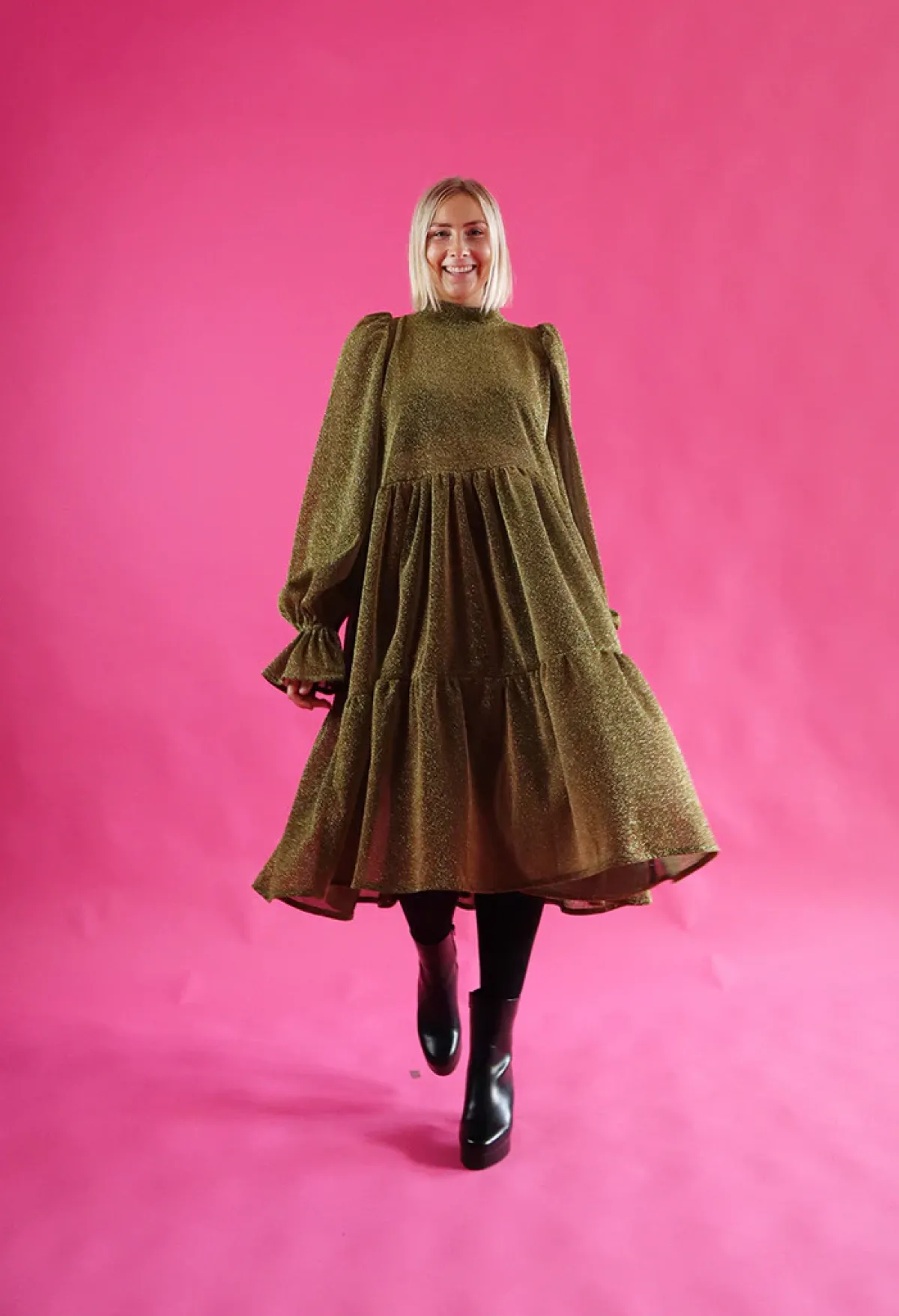 Hameet & Mekot>Miia Halmesmaa Dishy Dress Rusettikauluksella - Glitter Musta/Kulta XL/XXL