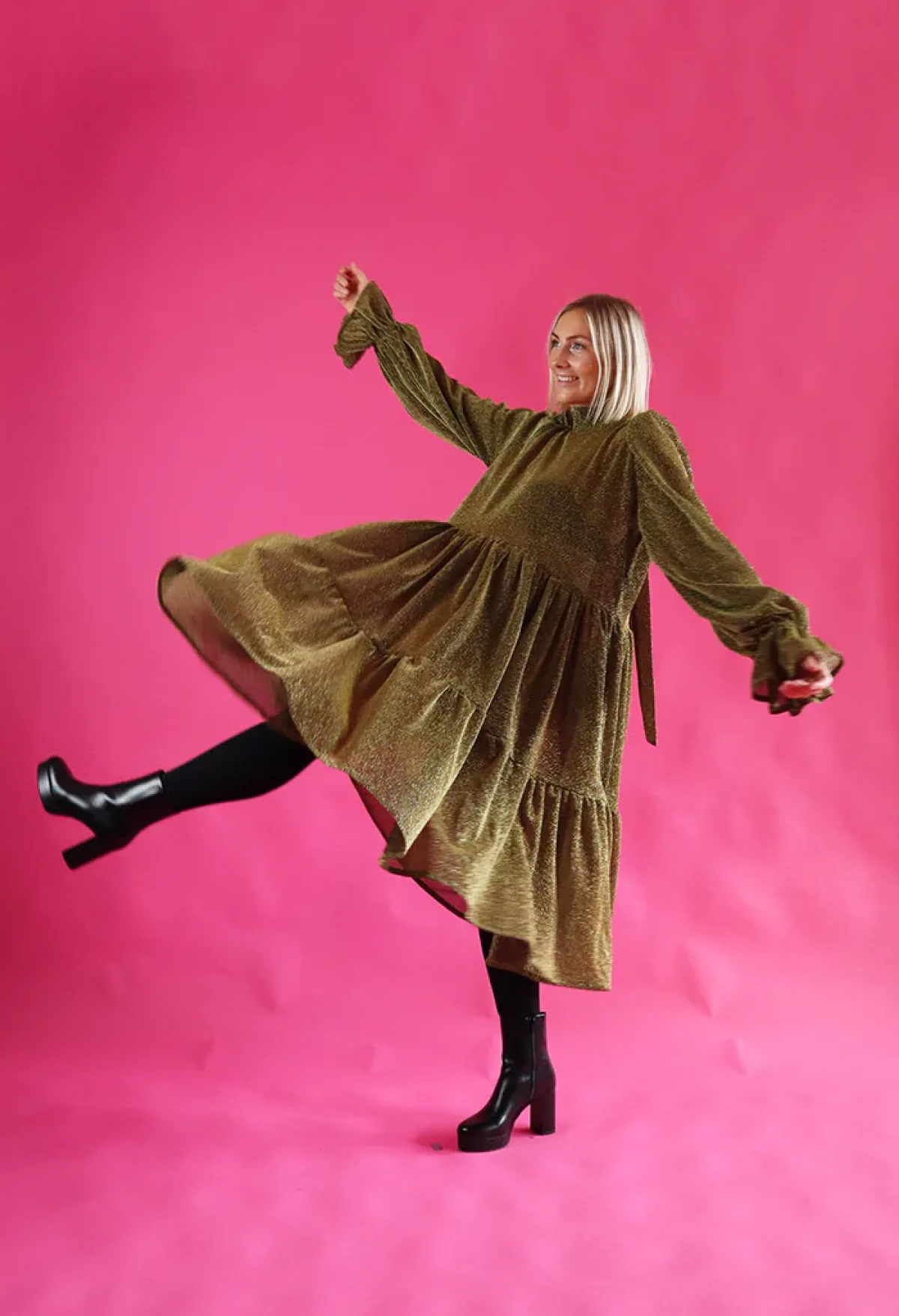 Hameet & Mekot>Miia Halmesmaa Dishy Dress Rusettikauluksella - Glitter Musta/Kulta XL/XXL