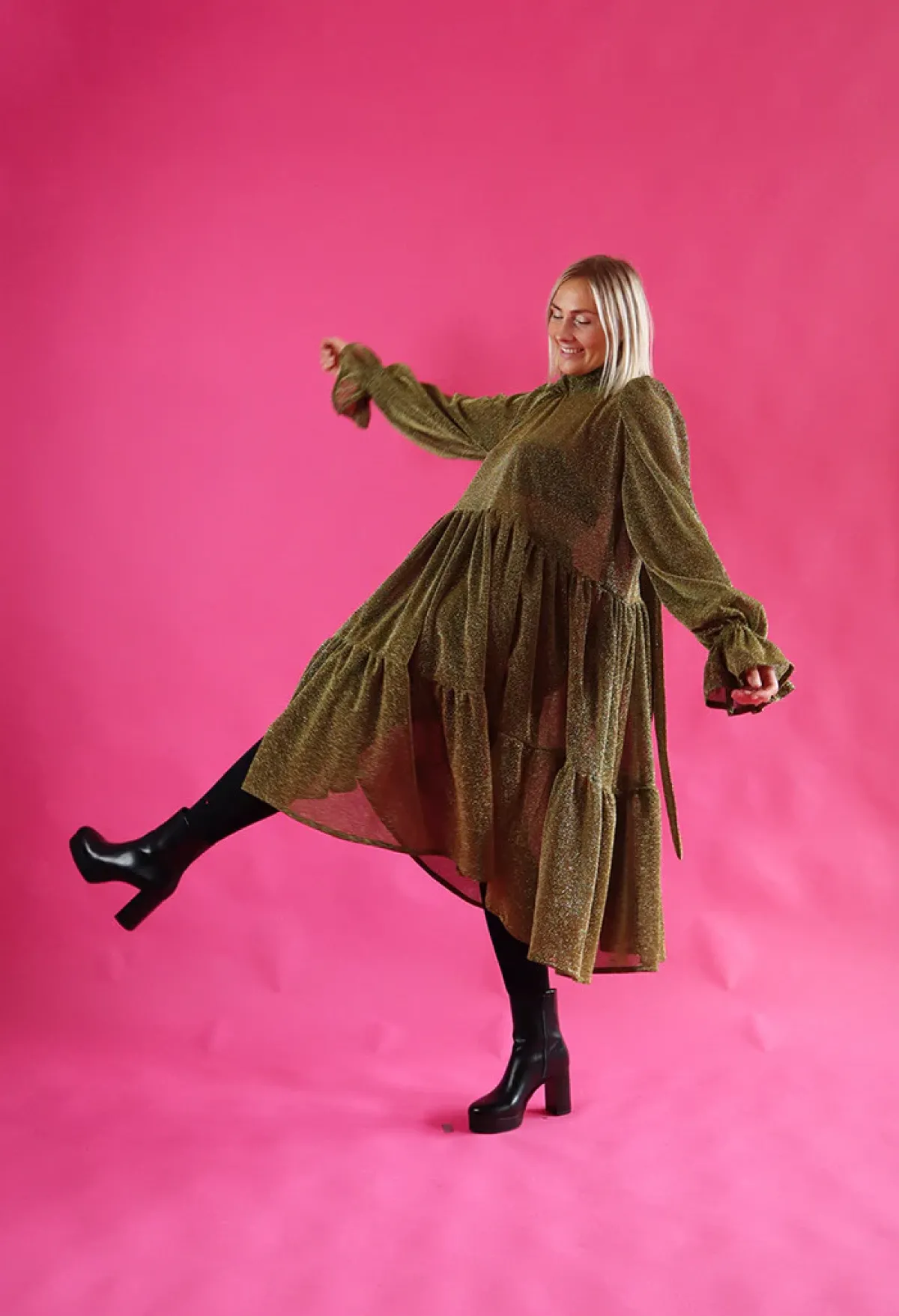Hameet & Mekot>Miia Halmesmaa Dishy Dress Rusettikauluksella - Glitter Musta/Kulta XL/XXL