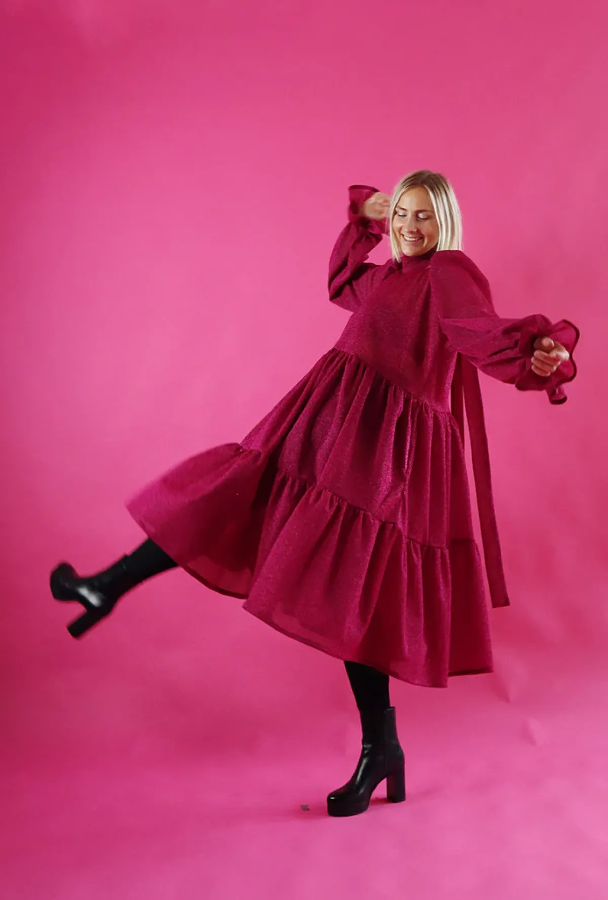Hameet & Mekot>Miia Halmesmaa Dishy Dress Rusettikauluksella - Glitter Punainen M/L