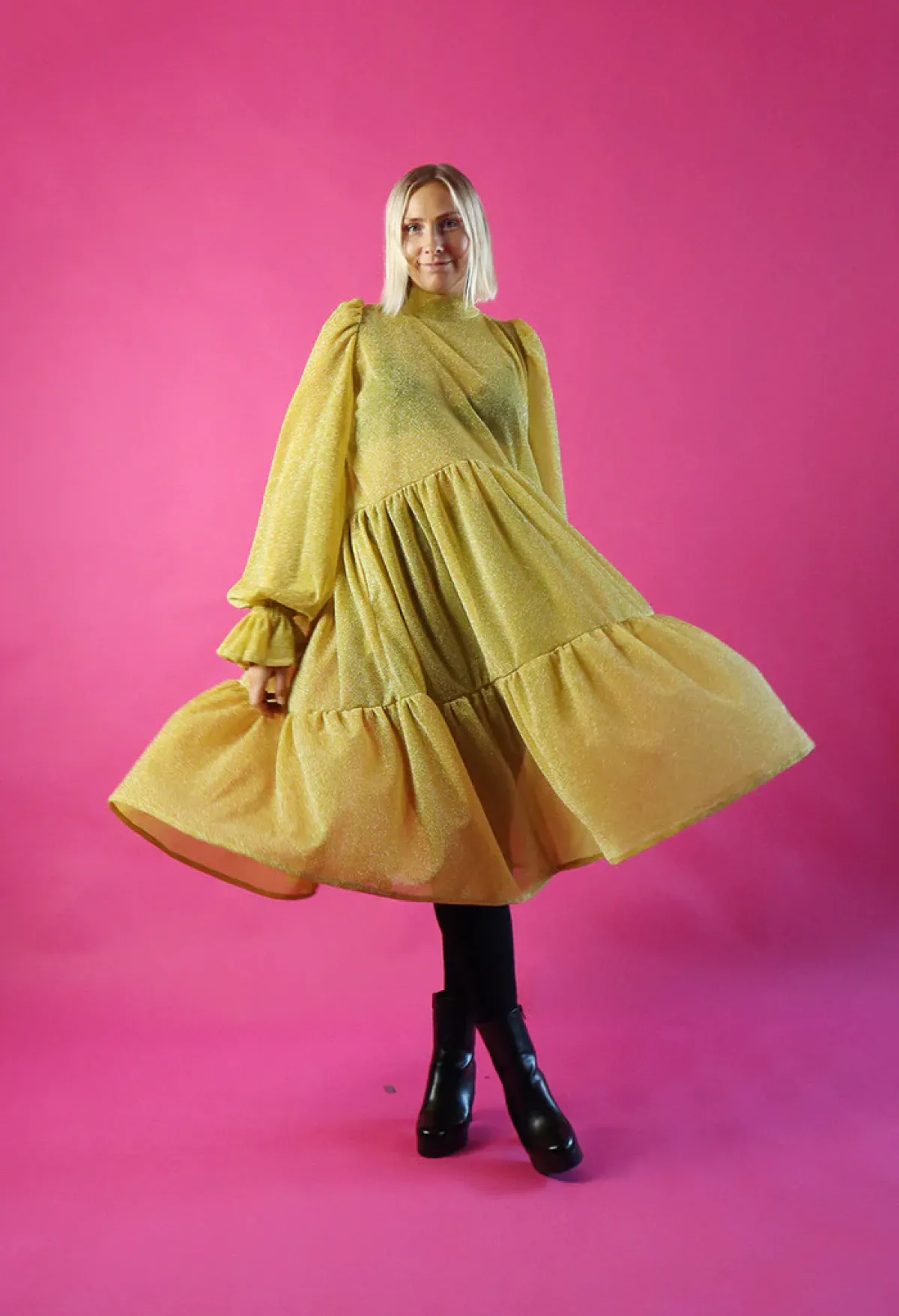Hameet & Mekot>Miia Halmesmaa Dishy Dress Rusettikauluksella - Glitter Kulta M/L