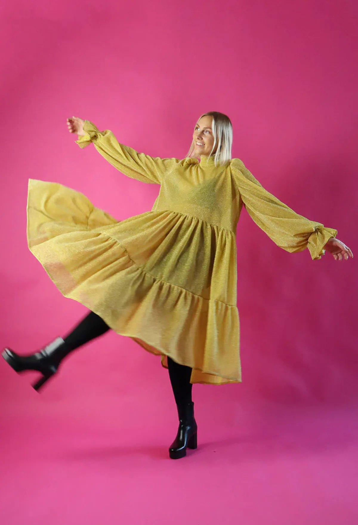 Hameet & Mekot>Miia Halmesmaa Dishy Dress Rusettikauluksella - Glitter Kulta M/L
