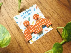 Avaimenperät|Korut>Mia Minerva Kaari korvakorut - punainen ruutu
