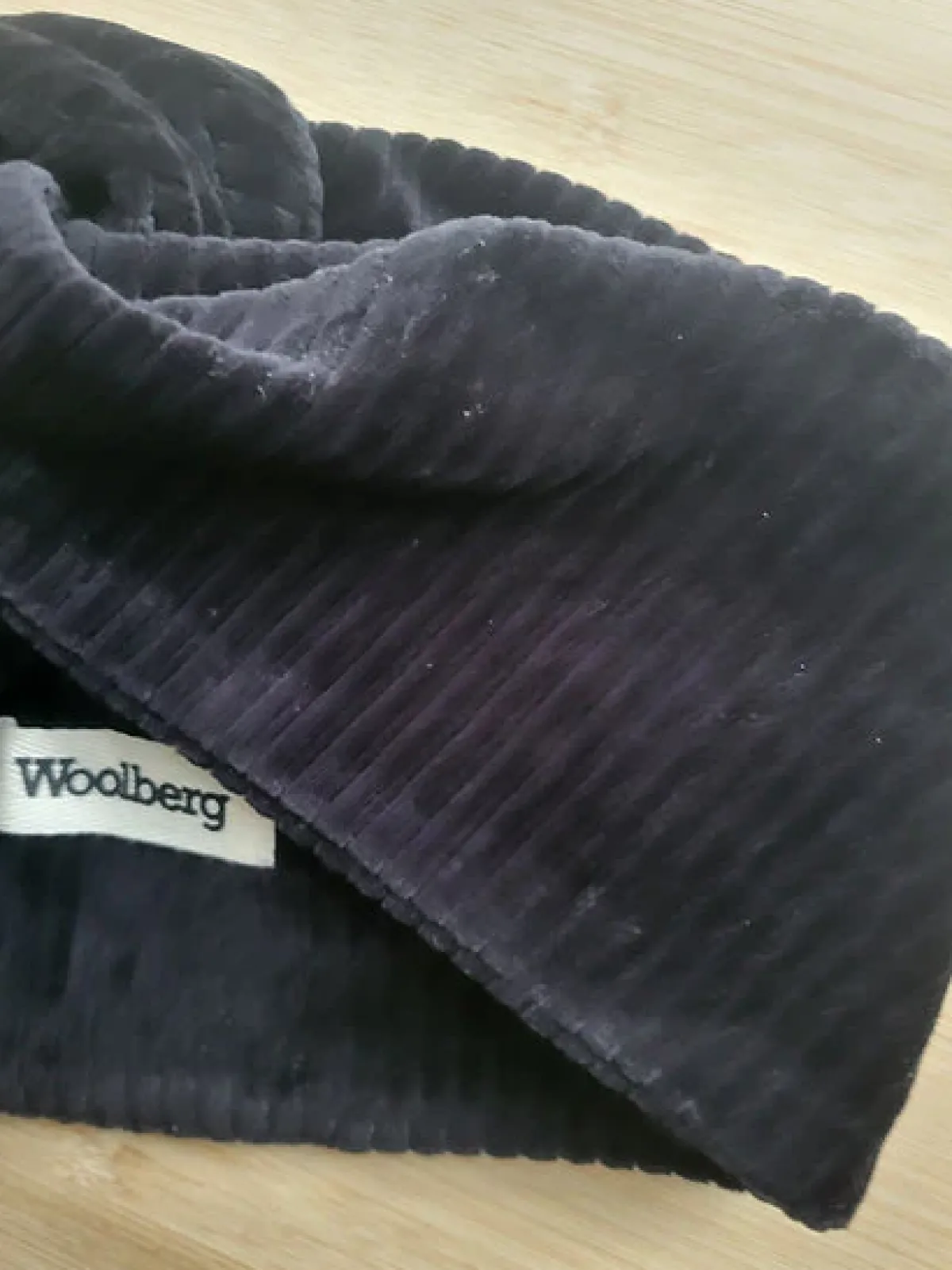 Avaimenperät|Hiusasusteet>Woolberg Panta - Velour Black Corduroy