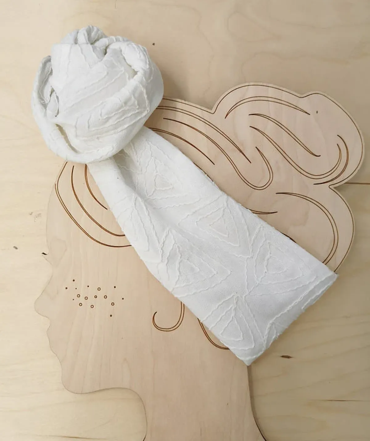 Avaimenperät|Hiusasusteet>Woolberg Pellavapanta - White Embro