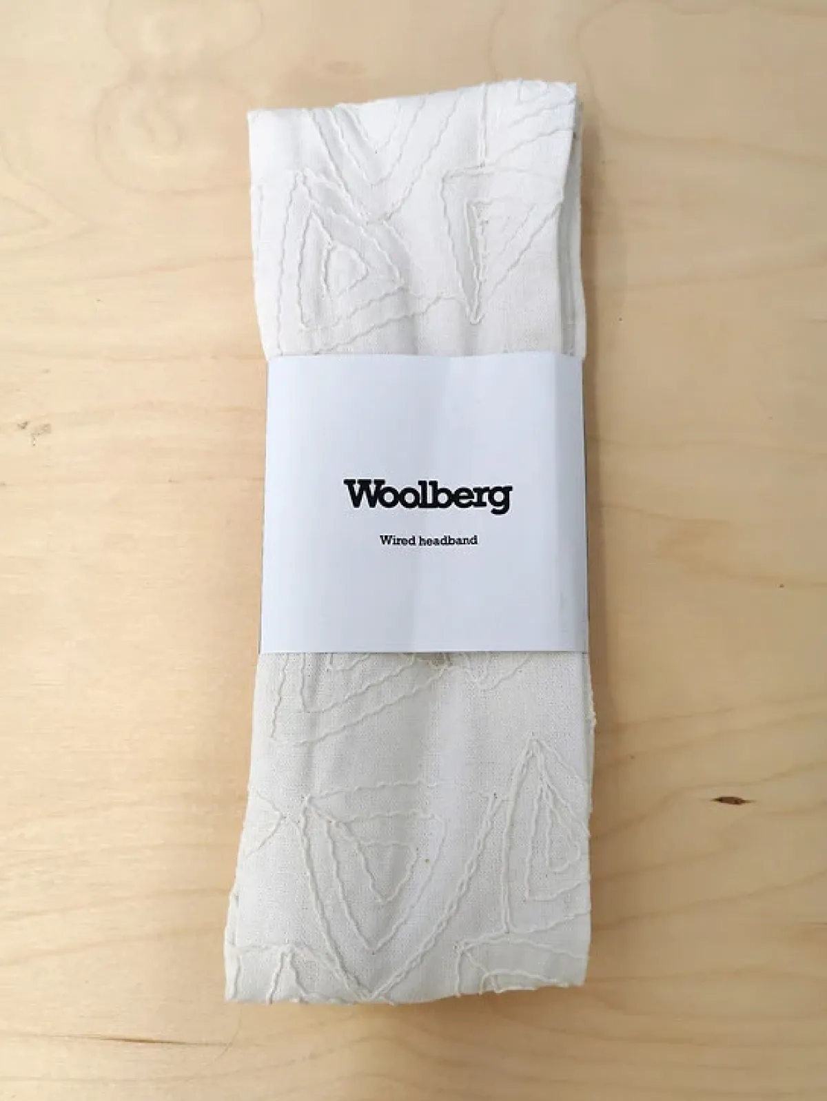 Avaimenperät|Hiusasusteet>Woolberg Pellavapanta - White Embro